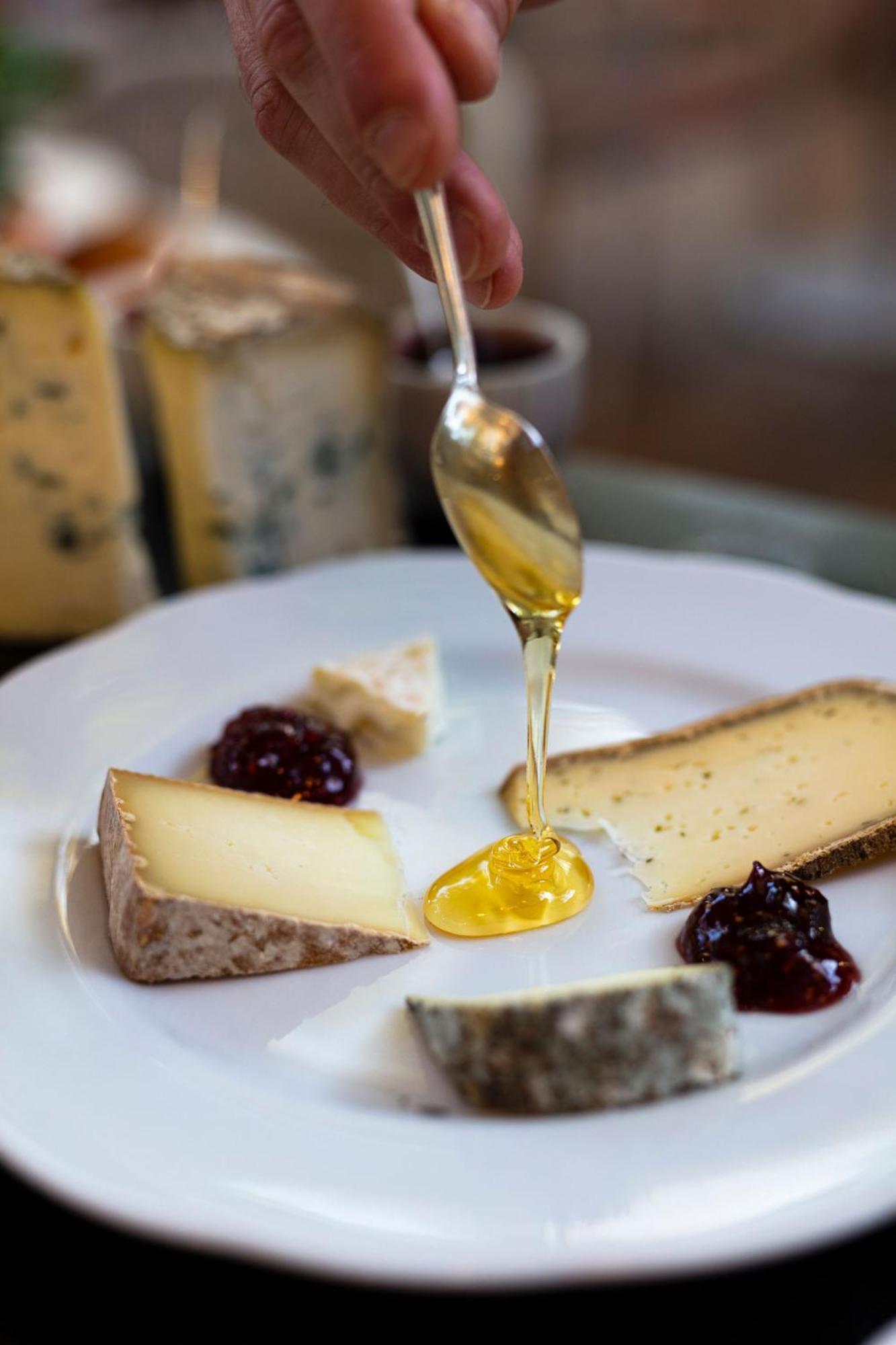 Hotel Et Restaurant La Bastide Bourrelly - Mathias Dandine カブリエ エクステリア 写真